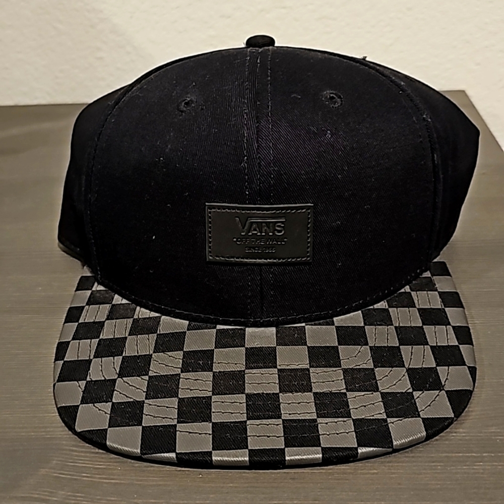 Vans snap back cap. Black cap, black & grey checkered bill. Great condition.